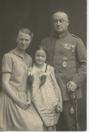 Luise Solmitz mit Tochter Gisela und Ehemann Friedrich